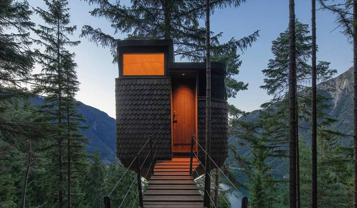 A 27-Year-Old Woman's Enchanted Life In A Cozy Mountain Retreat_1