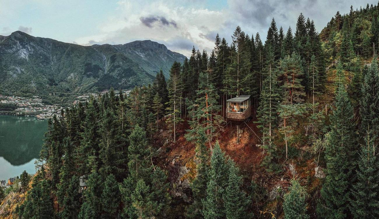 A 27-Year-Old Woman's Enchanted Life In A Cozy Mountain Retreat_11