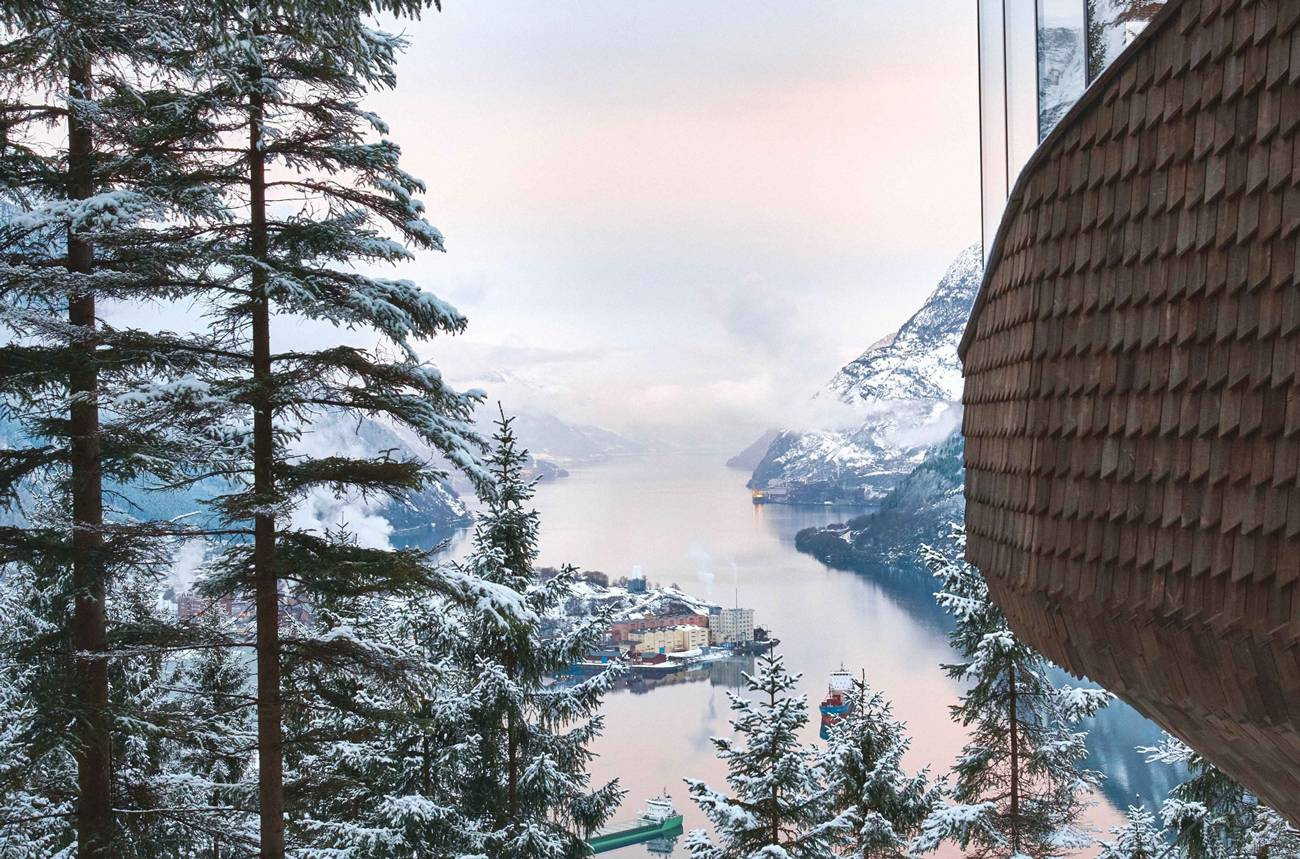 A 27-Year-Old Woman's Enchanted Life In A Cozy Mountain Retreat_2