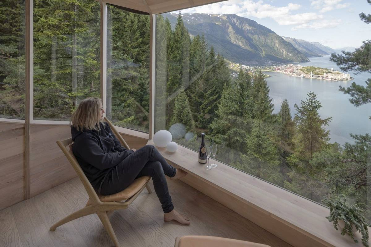 A 27-Year-Old Woman's Enchanted Life In A Cozy Mountain Retreat_4