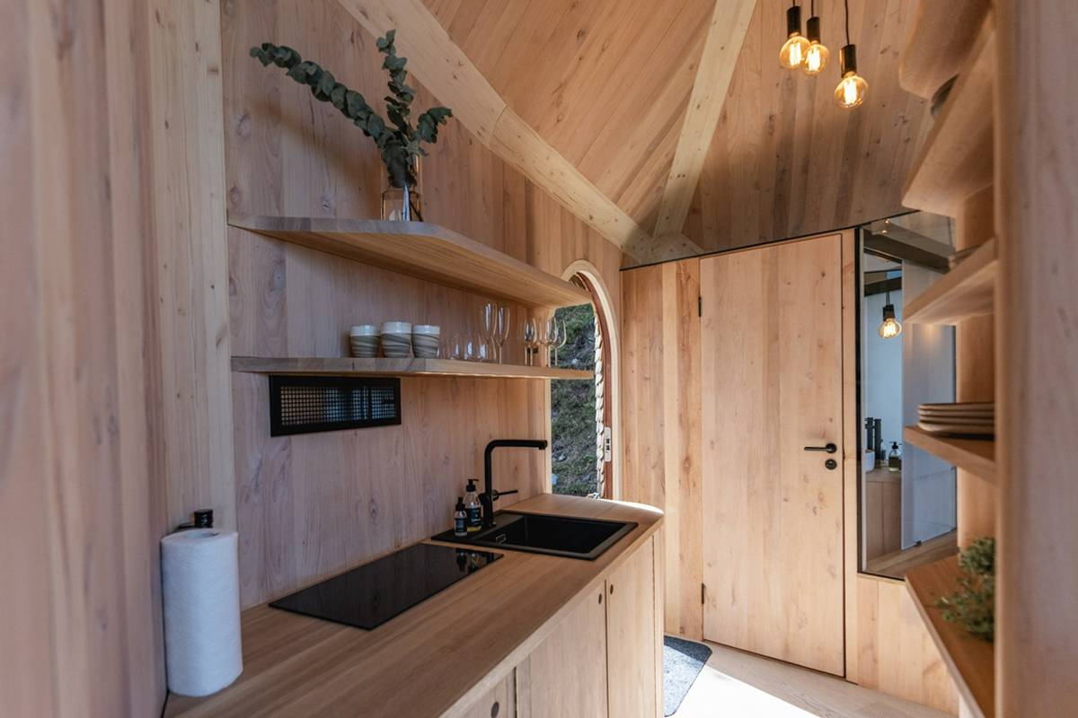 A 27-Year-Old Woman's Enchanted Life In A Cozy Mountain Retreat_5