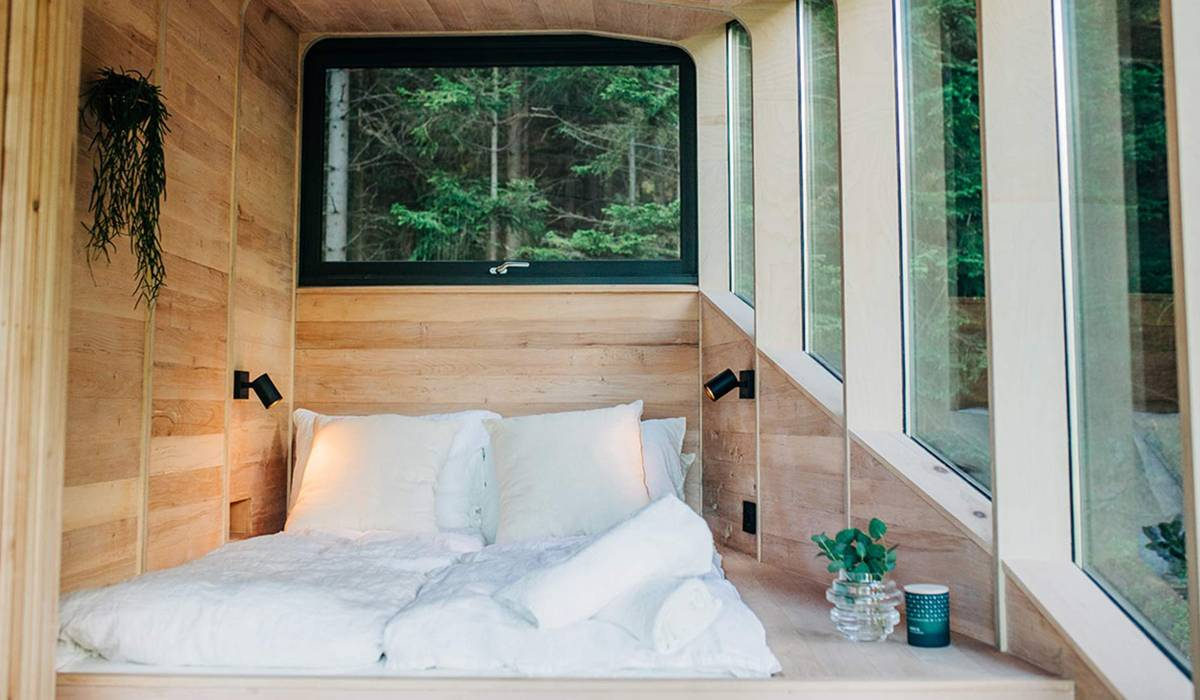 A 27-Year-Old Woman's Enchanted Life In A Cozy Mountain Retreat_6