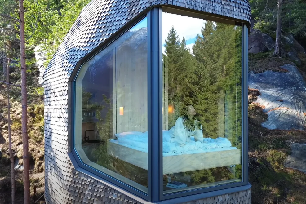 A 27-Year-Old Woman's Enchanted Life In A Cozy Mountain Retreat_7