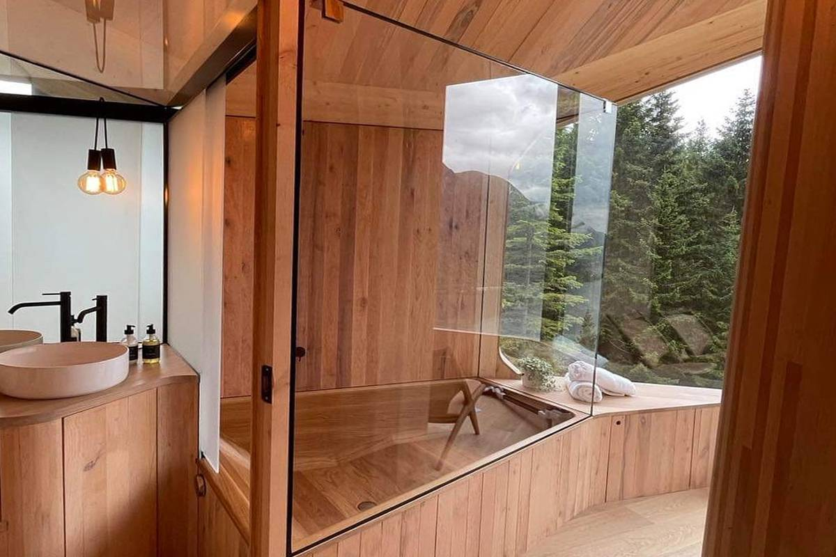 A 27-Year-Old Woman's Enchanted Life In A Cozy Mountain Retreat_9