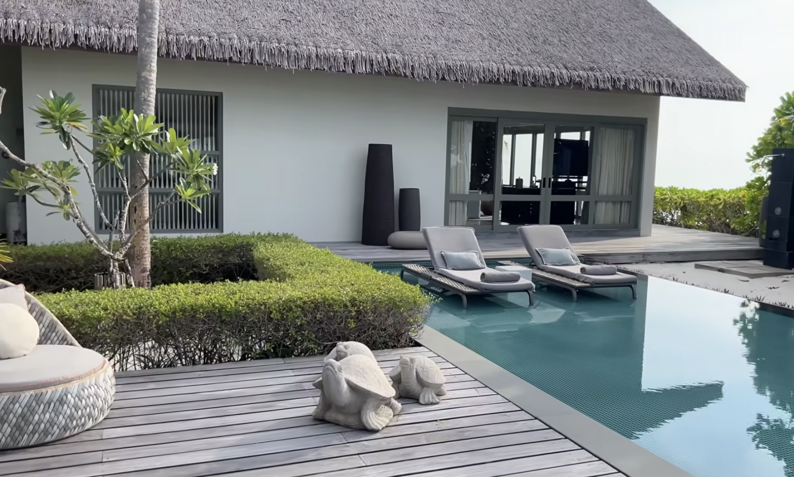 inside-a-50-000-night-5-acre-maldives-private-island-resort-18