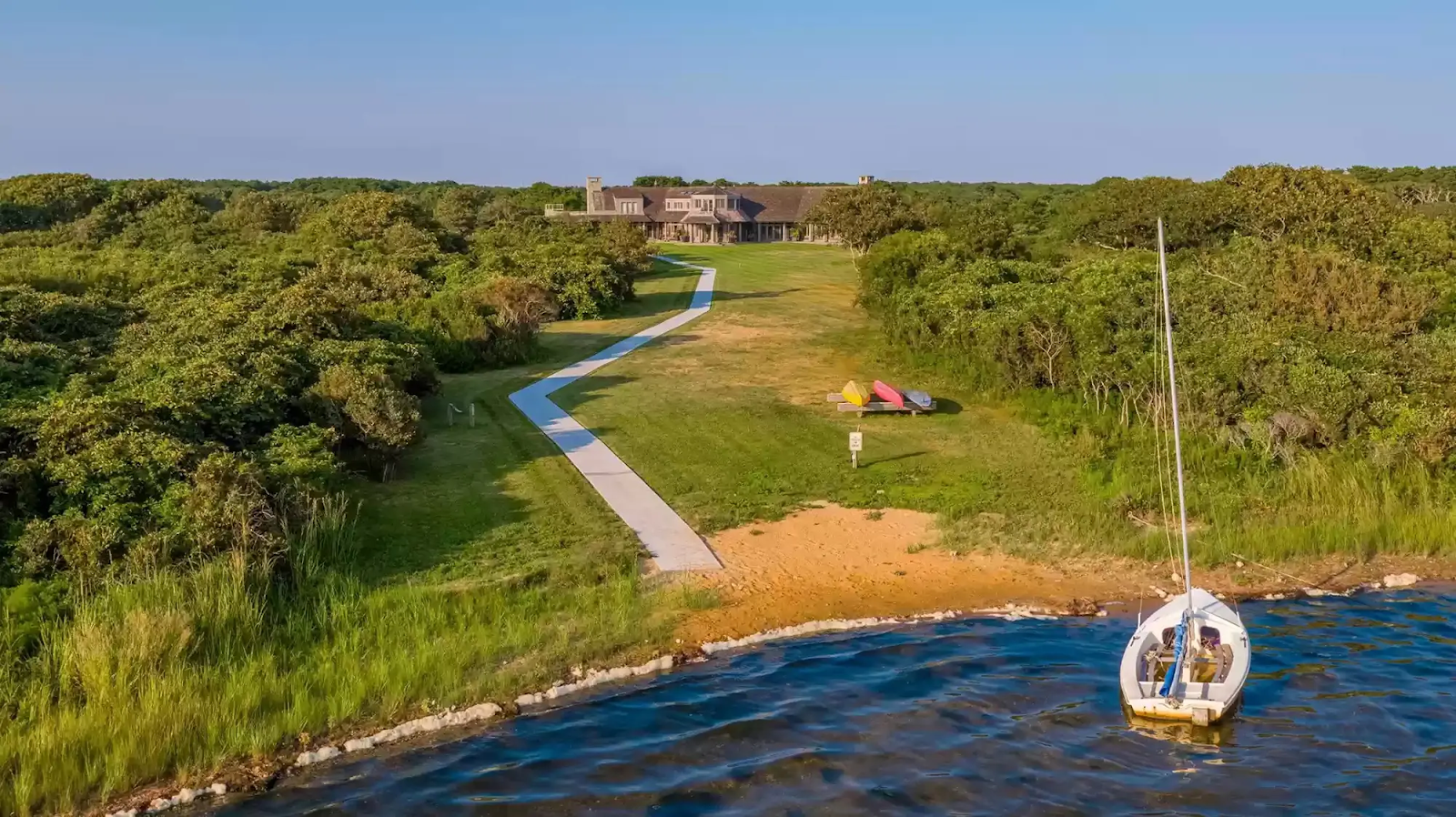 Peek Inside The Obamas' $12M Waterfront Estate_40