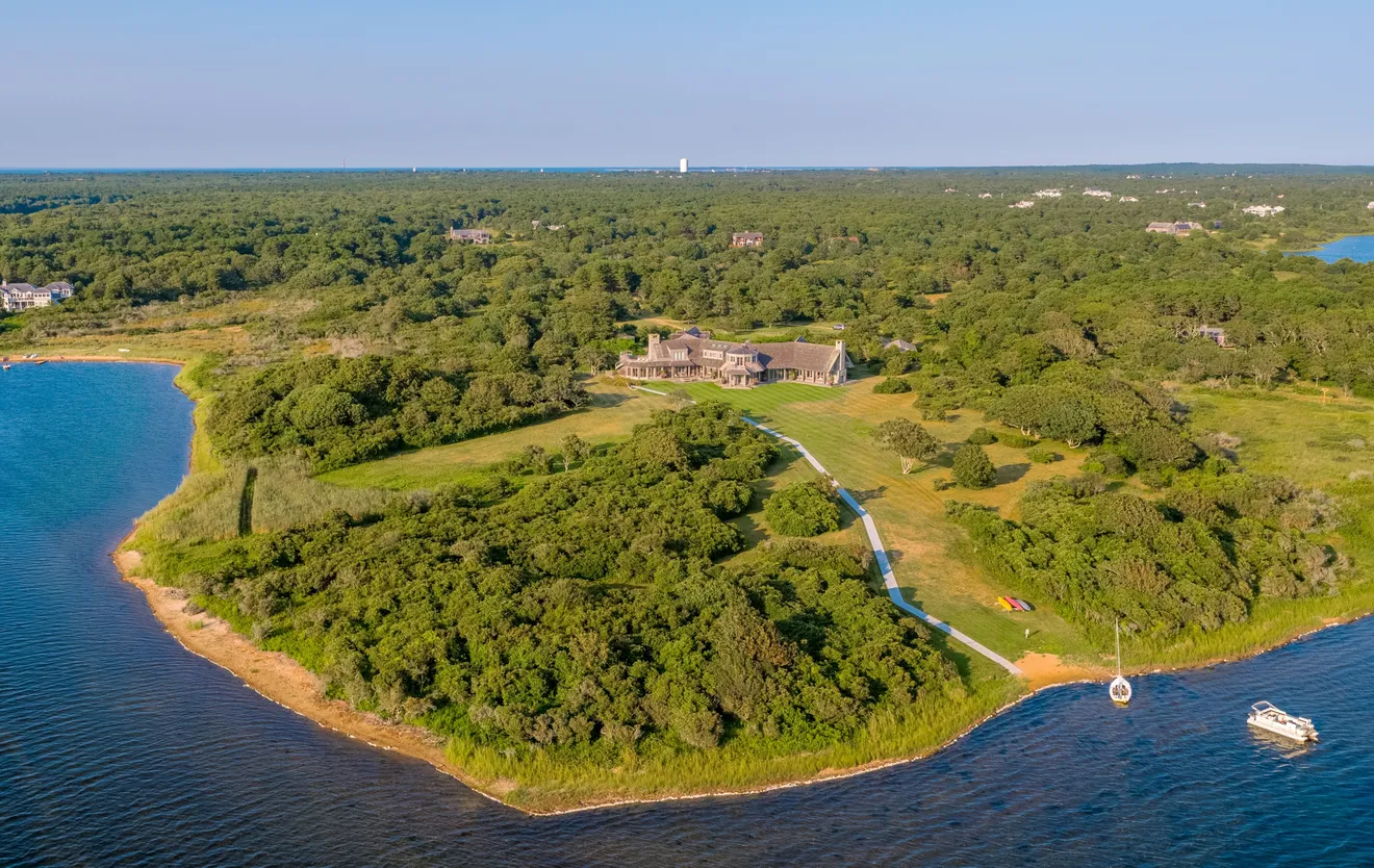 Peek Inside The Obamas' $12M Waterfront Estate_42