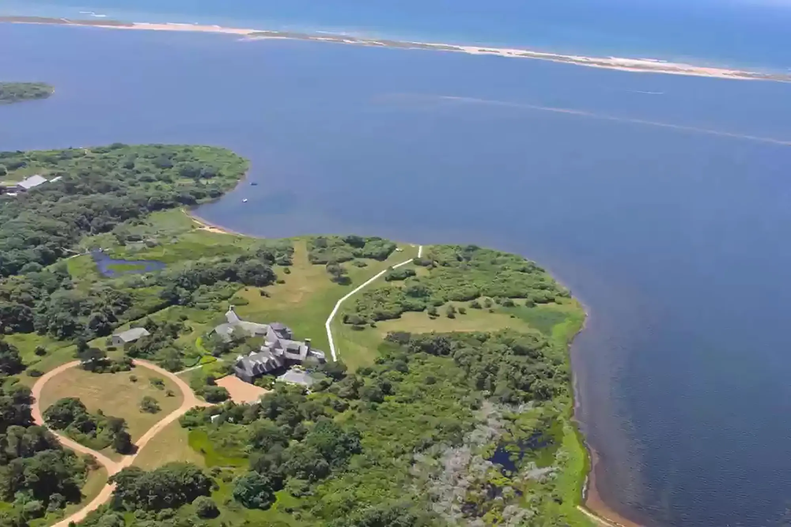 Peek Inside The Obamas' $12M Waterfront Estate_43