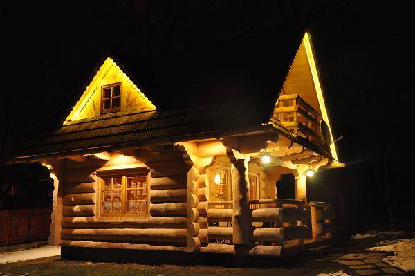 Step Inside This Enchanting 290-Sq-Ft Tiny Cabin That Warms Your Soul_10