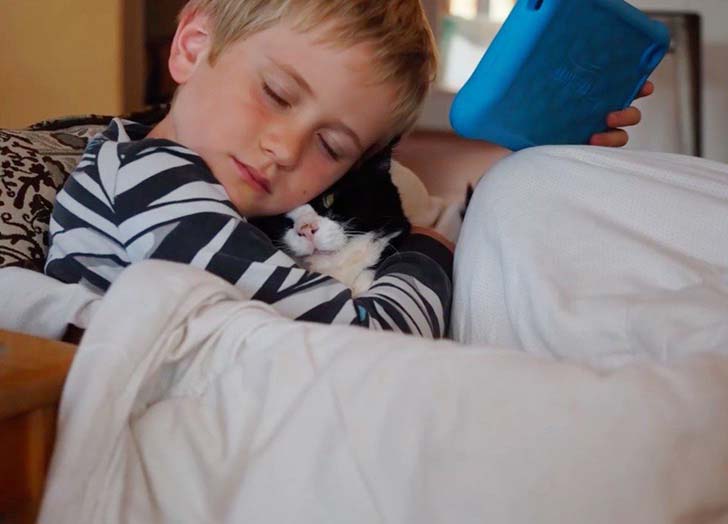 when-this-family-adopted-this-20-year-old-senior-cat-they-never-expect-how-much-love-he-had_5