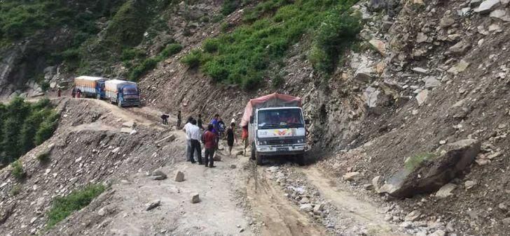 World's 25 Most Dangerous Roads You Should Avoid Crossing_16