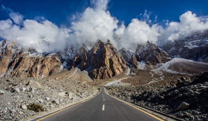 World's 25 Most Dangerous Roads You Should Avoid Crossing_24