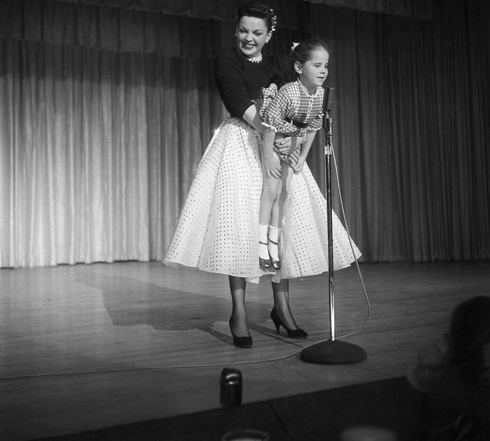 20 Vintage Photographs Of Celebrity Moms Being The Absolute Best_11