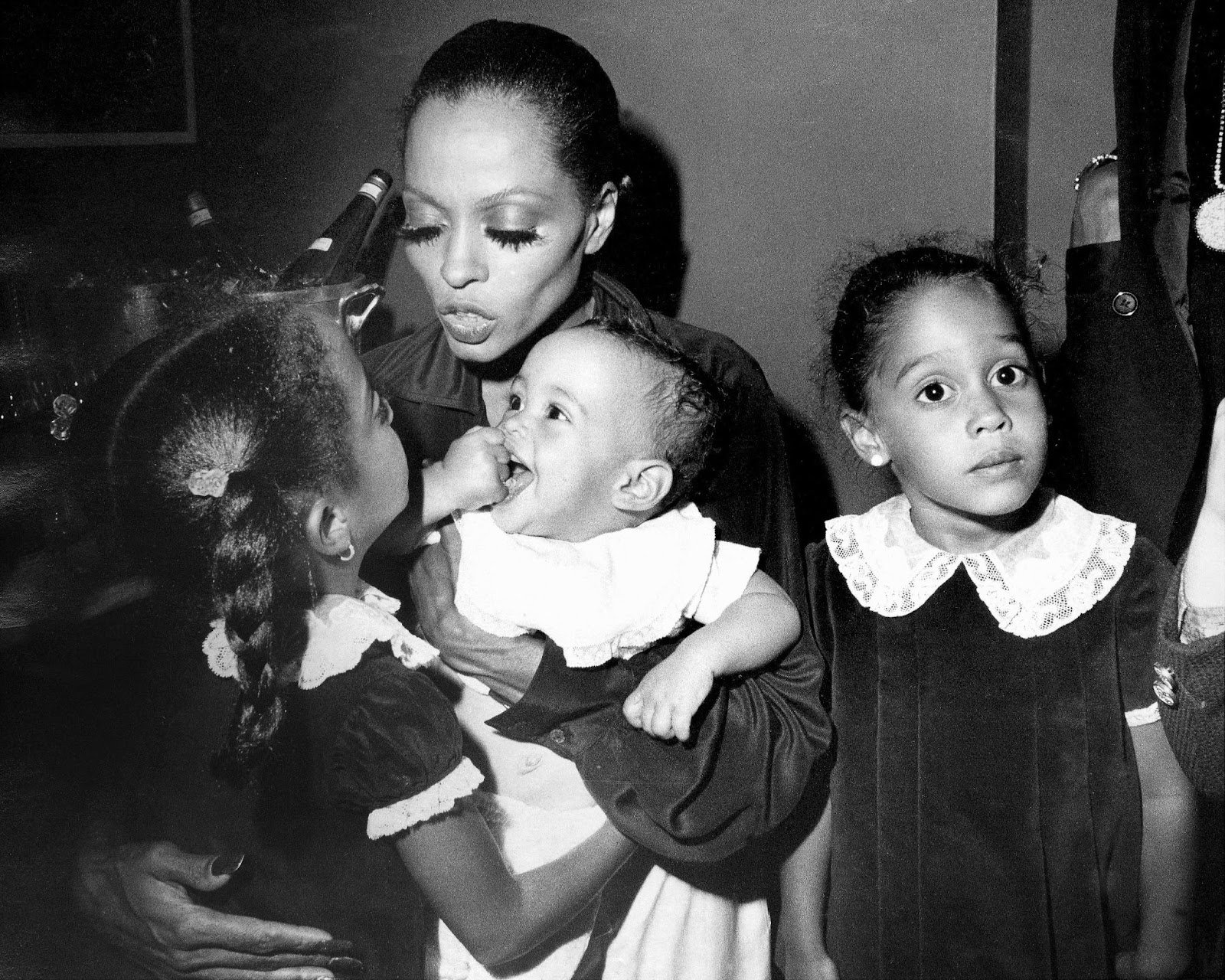 20 Vintage Photographs Of Celebrity Moms Being The Absolute Best_14