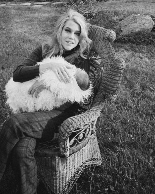 20 Vintage Photographs Of Celebrity Moms Being The Absolute Best_15