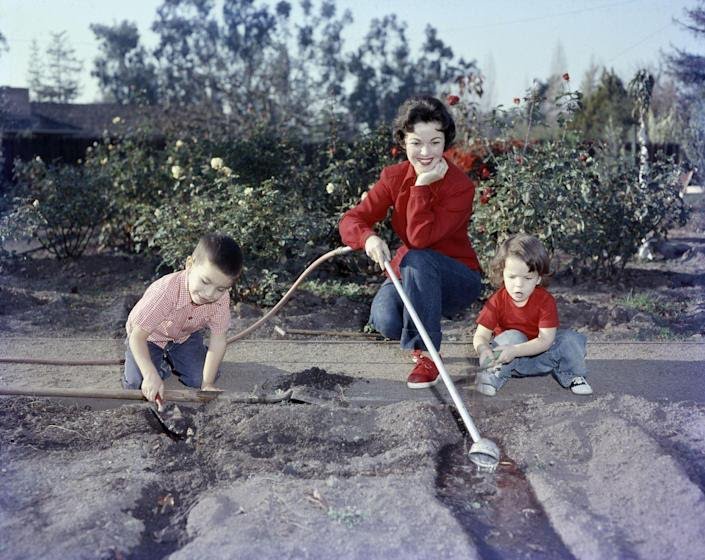 20 Vintage Photographs Of Celebrity Moms Being The Absolute Best_16