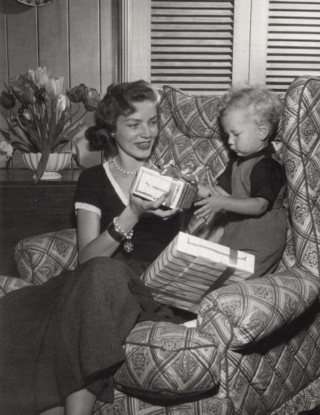 20 Vintage Photographs Of Celebrity Moms Being The Absolute Best_17