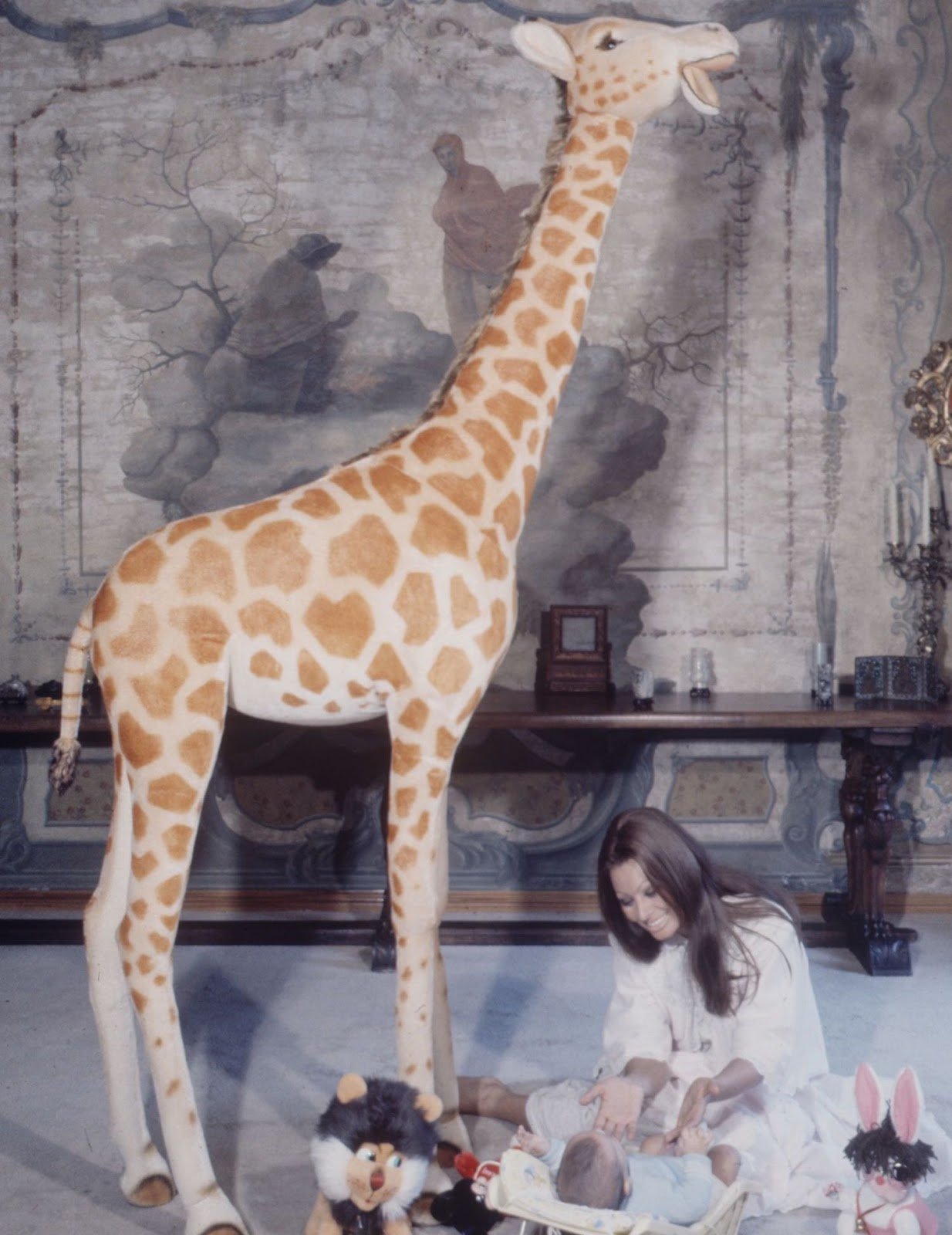 20 Vintage Photographs Of Celebrity Moms Being The Absolute Best_4