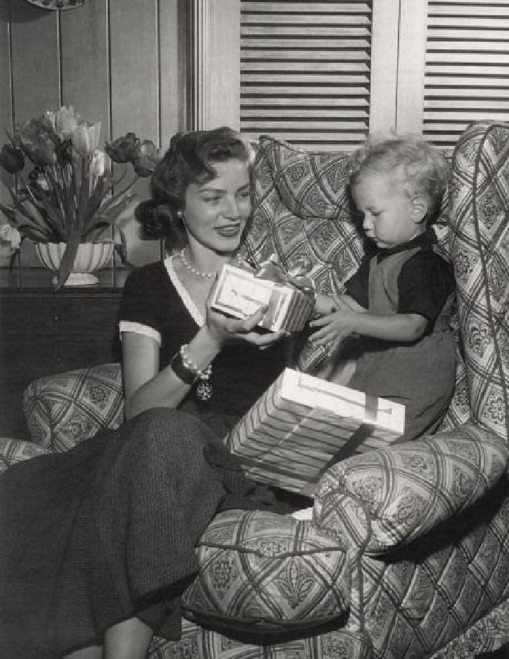 20 Vintage Photos Of Celebrity Moms Being The Absolute Bes_17