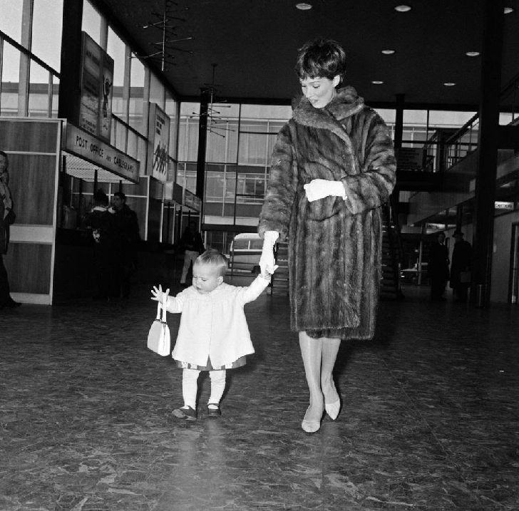 20 Vintage Photos Of Celebrity Moms Being The Absolute Bes_19