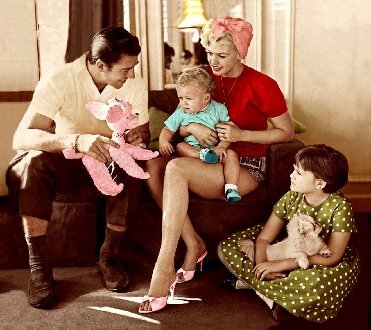 20 Vintage Photos Of Celebrity Moms Being The Absolute Bes_5