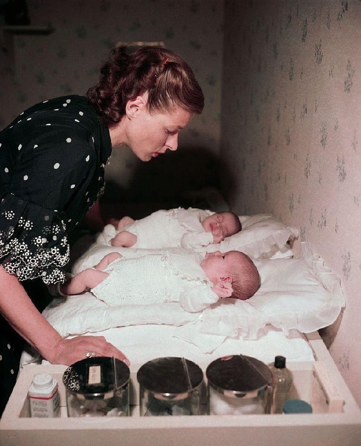 20 Vintage Photos Of Celebrity Moms Being The Absolute Bes_7