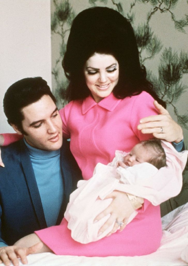 20 Vintage Photos Of Celebrity Moms Being The Absolute Bes_8