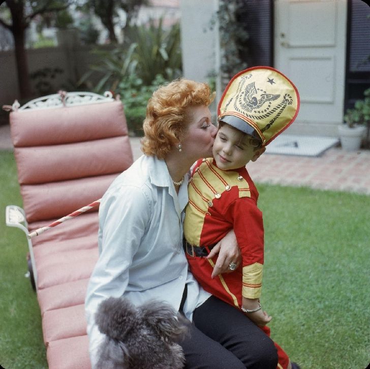 20 Vintage Photos Of Celebrity Moms Being The Absolute Bes_9