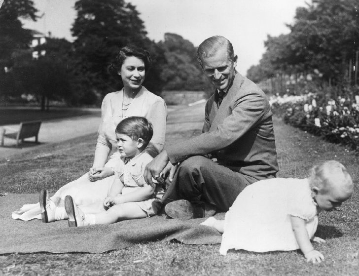 20 Vintage Pics Of Celebrity Moms Being The Absolute Best_12