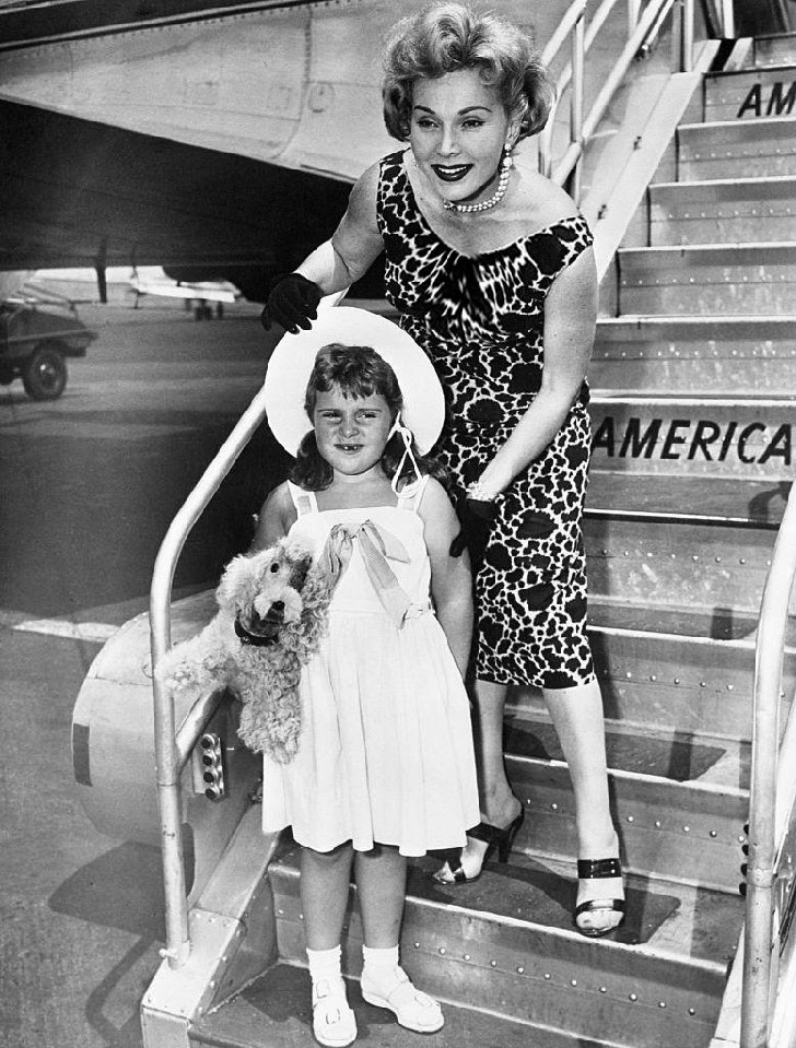 20 Vintage Pics Of Celebrity Moms Being The Absolute Best_13