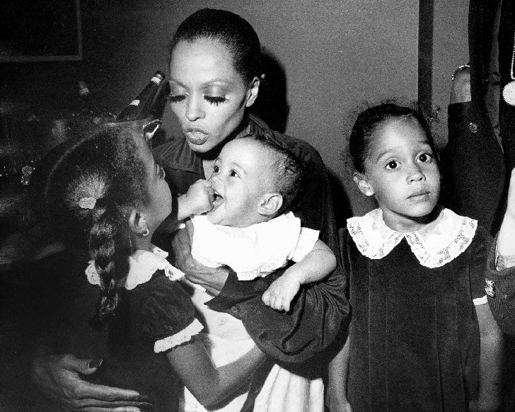 20 Vintage Pics Of Celebrity Moms Being The Absolute Best_14