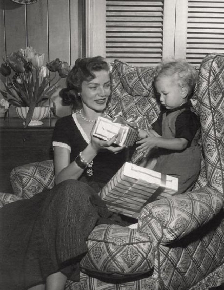 20 Vintage Pics Of Celebrity Moms Being The Absolute Best_17