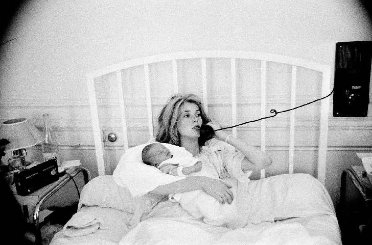 20 Vintage Pics Of Celebrity Moms Being The Absolute Best_20