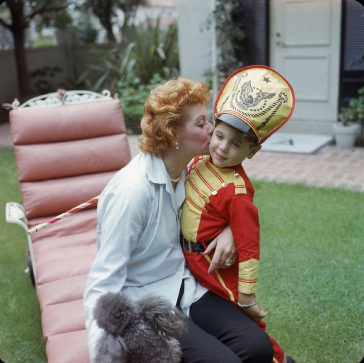 20 Vintage Pics Of Celebrity Moms Being The Absolute Best_9