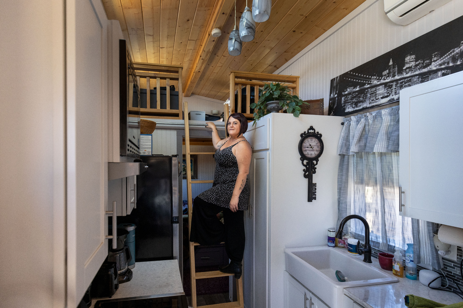 A Tiny 20-Sqm Cabin Hides An Amazing Interior. Check It Out!_14