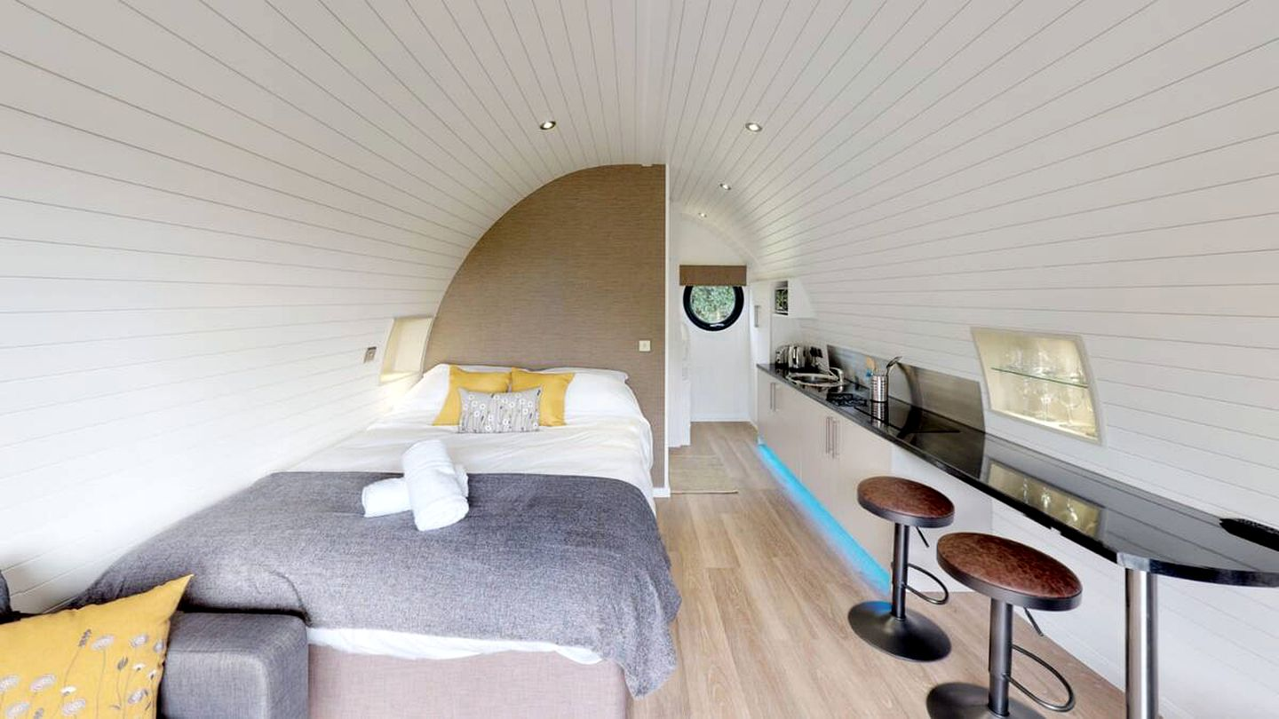 A Tiny 20-Sqm Cabin Hides An Amazing Interior. Check It Out!_16