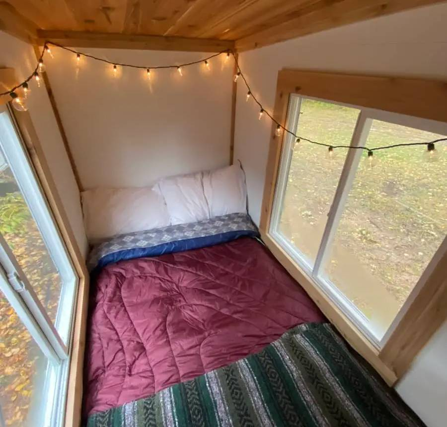 A Tiny 20-Sqm Cabin Hides An Amazing Interior. Check It Out!_18