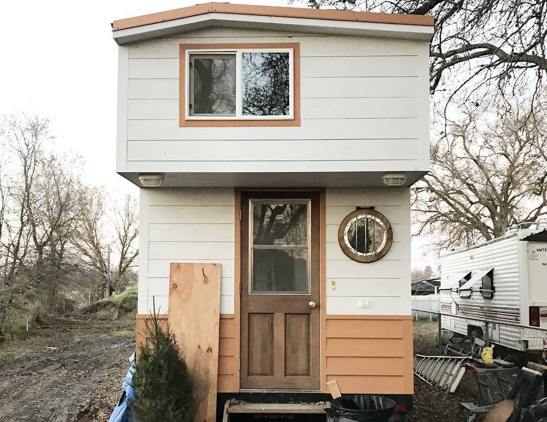 A Tiny 20-Sqm Cabin Hides An Amazing Interior. Check It Out!_7