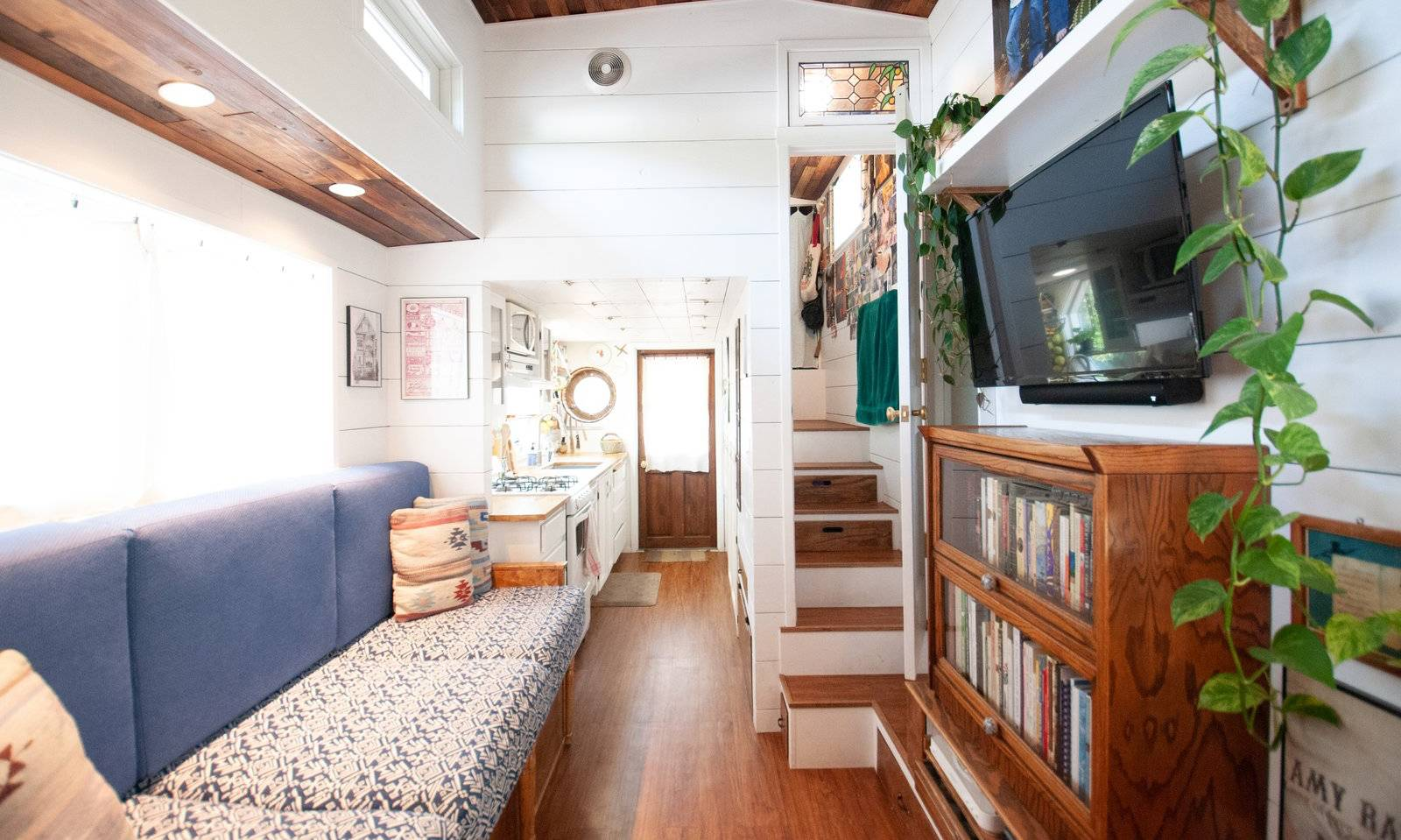 A Tiny 20-Sqm Cabin Hides An Amazing Interior. Check It Out!_8