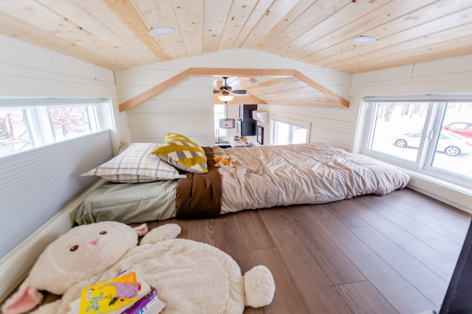 A Tiny 20-Sqm Cabin Hides An Amazing Interior. Check It Out!_9