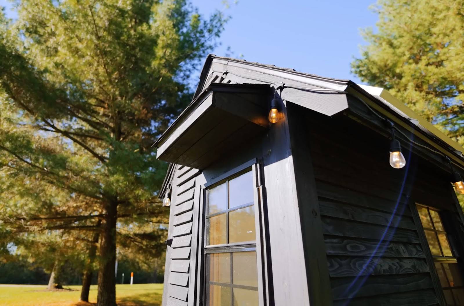 All Facilities In 19.46 Sq. Ft.! The World's Smallest Tiny House Built For $5,000_10