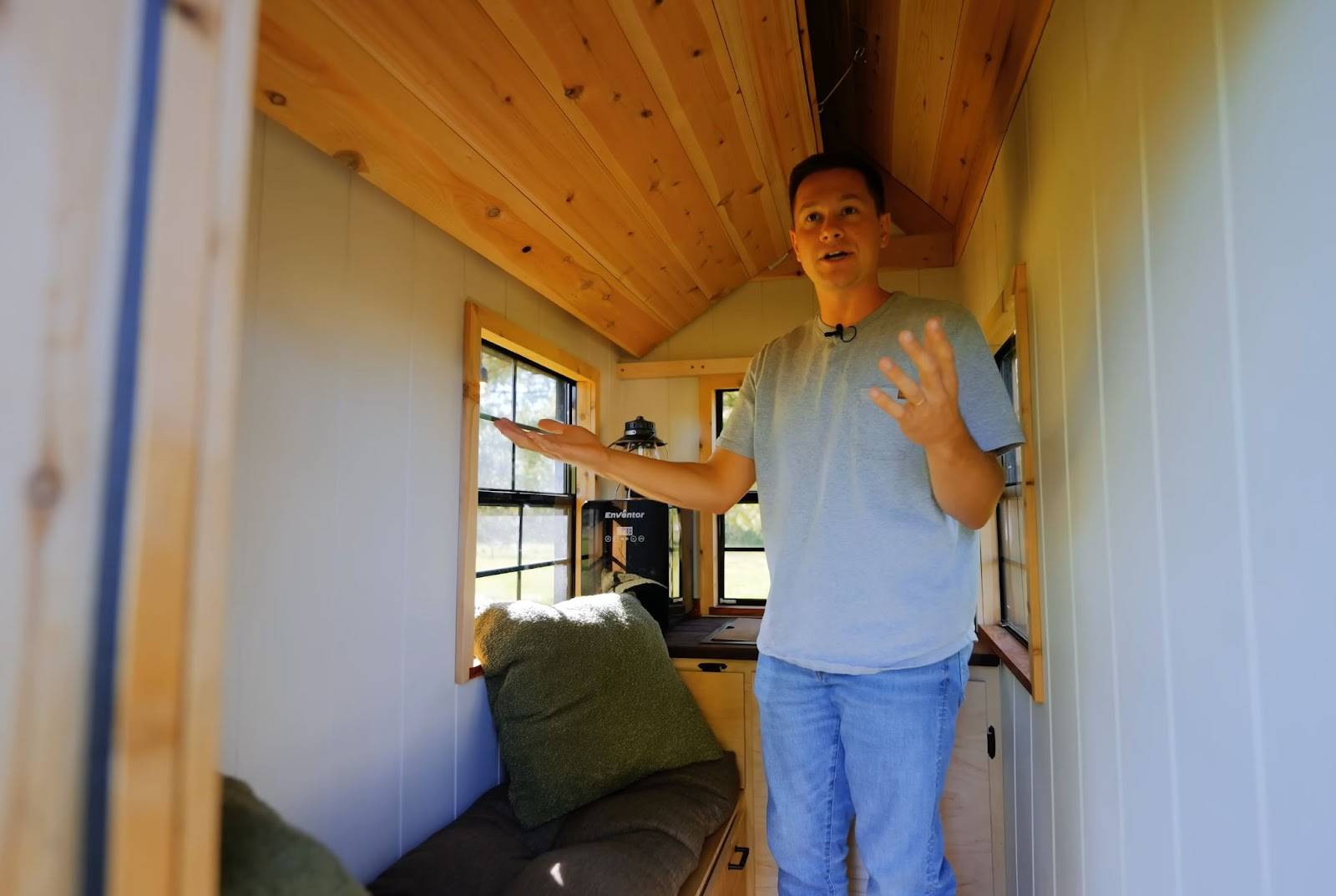 All Facilities In 19.46 Sq. Ft.! The World's Smallest Tiny House Built For $5,000_3