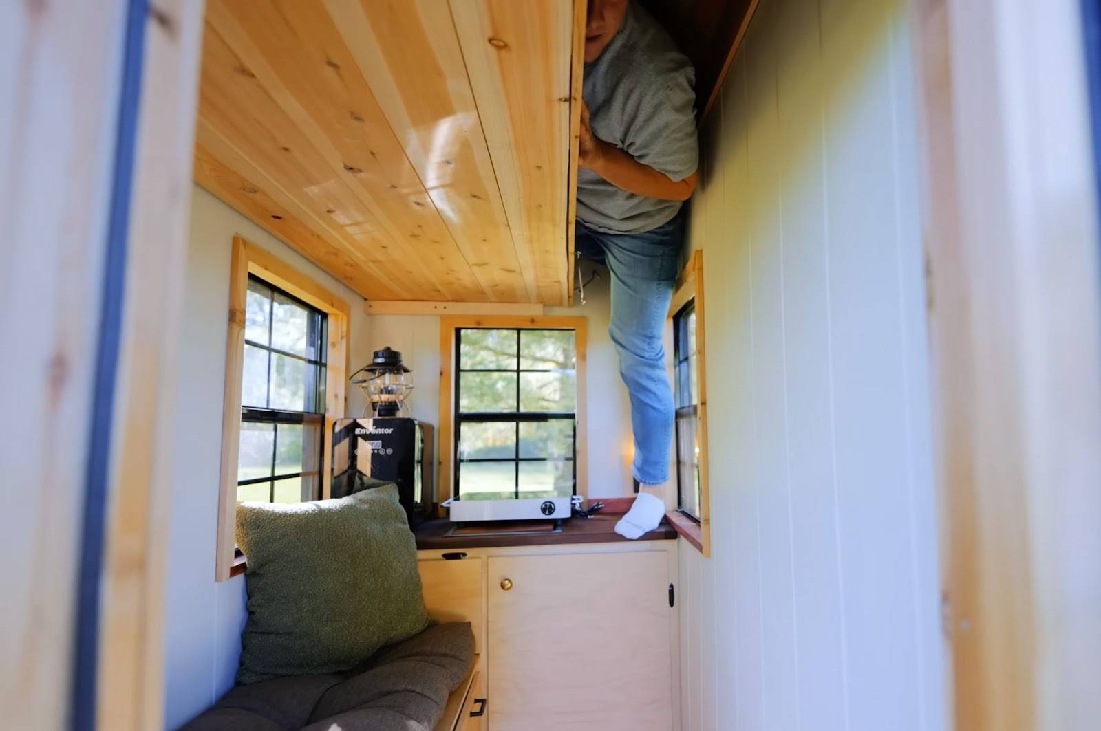 All Facilities In 19.46 Sq. Ft.! The World's Smallest Tiny House Built For $5,000_8
