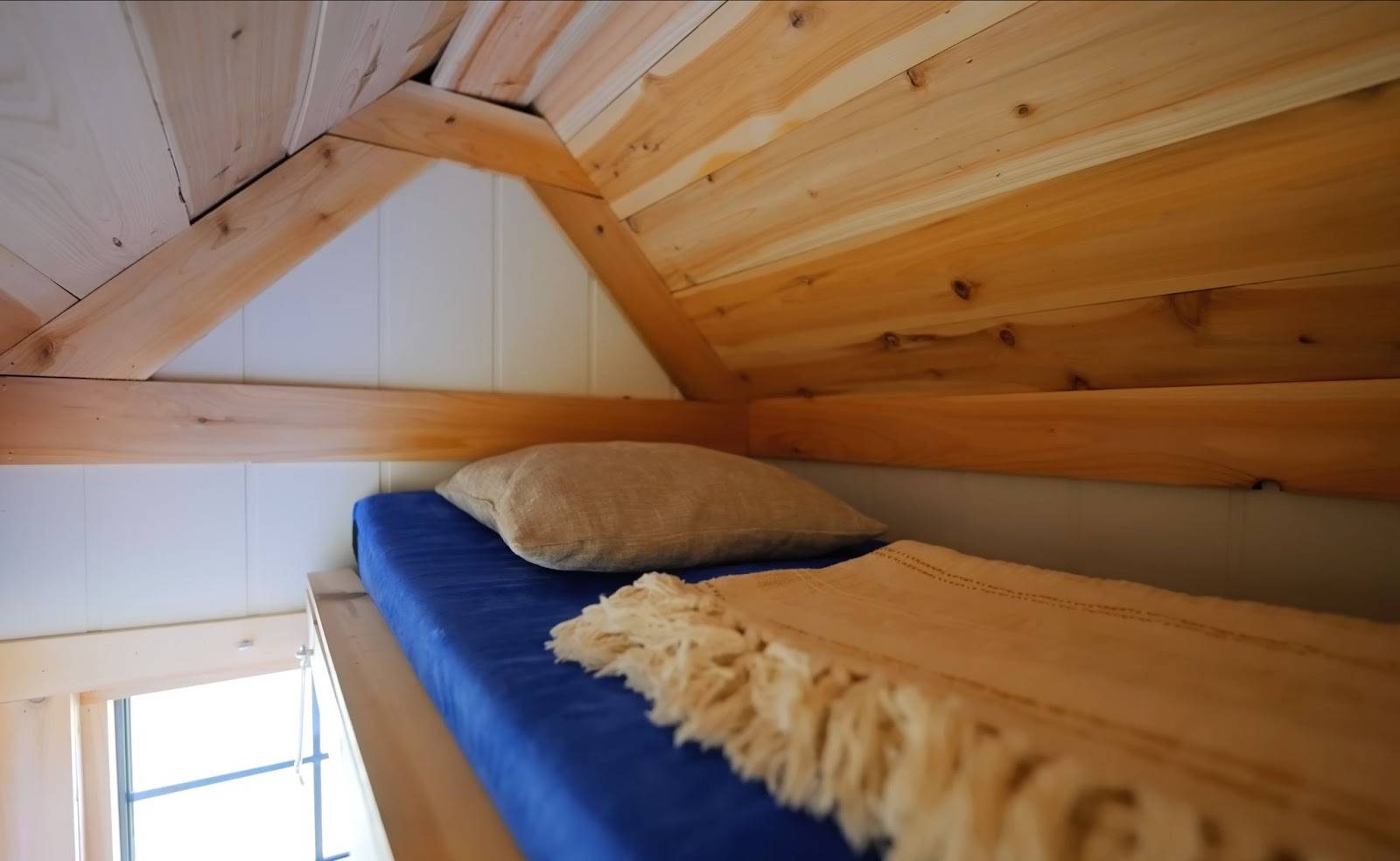All Facilities In 19.46 Sq. Ft.! The World's Smallest Tiny House Built For $5,000_9