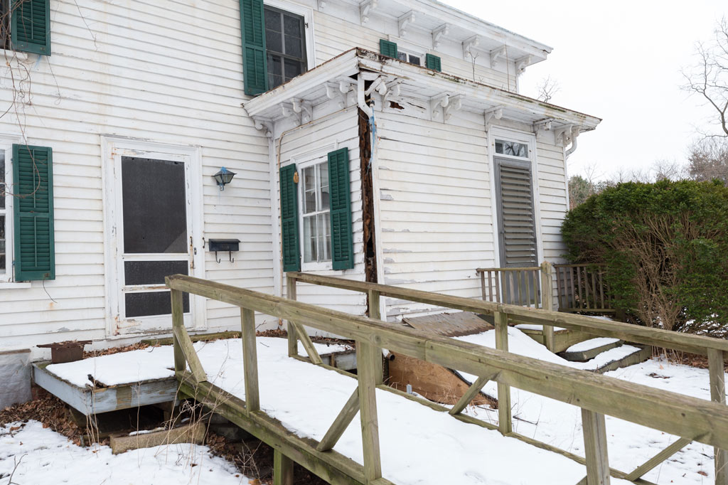 An Abandoned Mansion Sat Untouched For 4 Decades, See Inside_18
