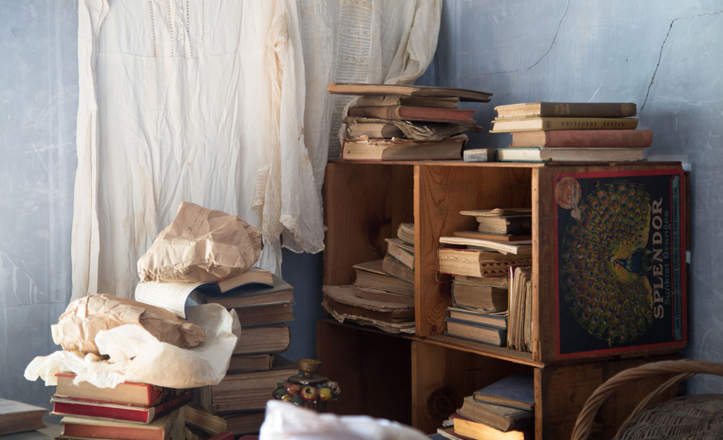 An Abandoned Mansion Sat Untouched For 4 Decades, See Inside_7