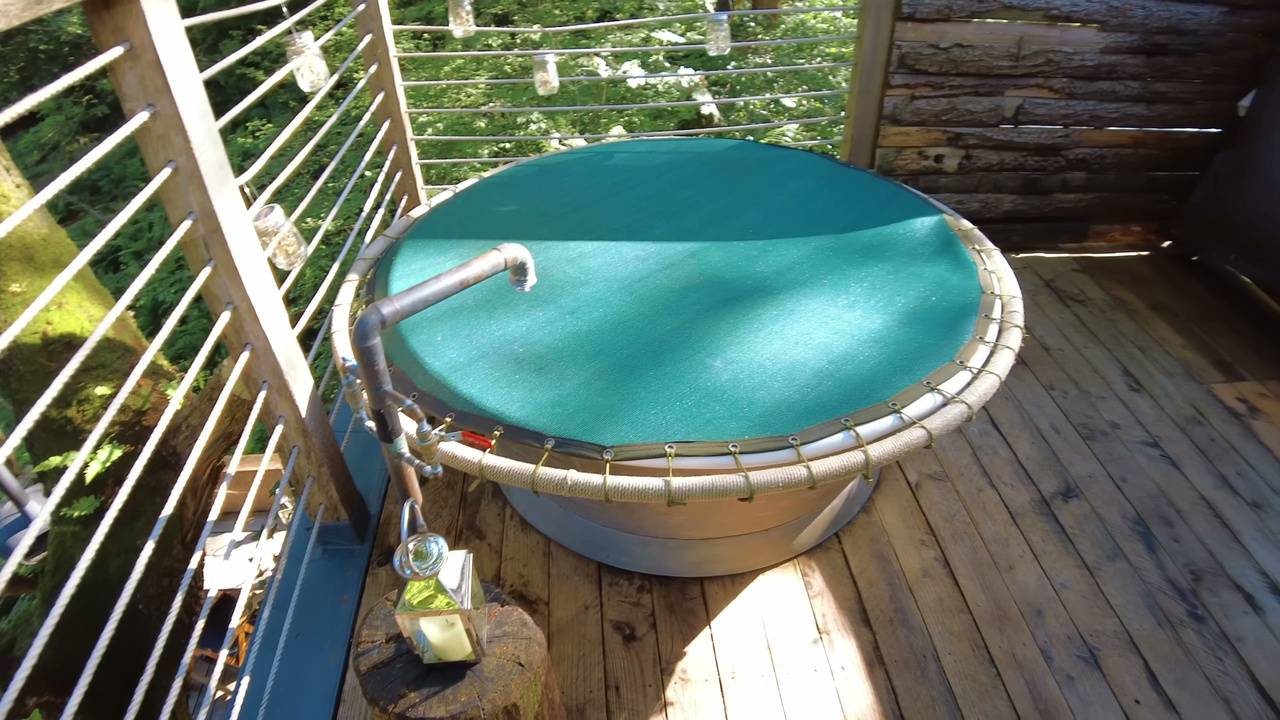 he-stayed-in-a-670-a-night-treehouse-but-wasn-t-expecting-this-inside-10