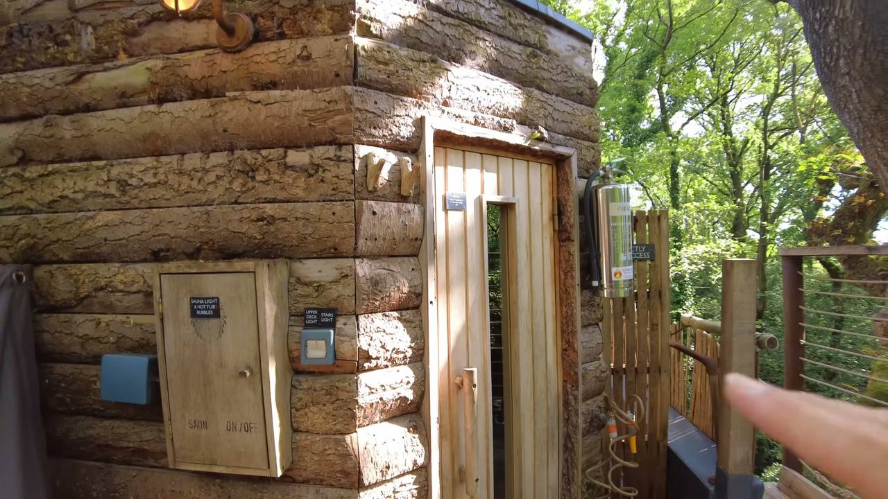 he-stayed-in-a-670-a-night-treehouse-but-wasn-t-expecting-this-inside-11