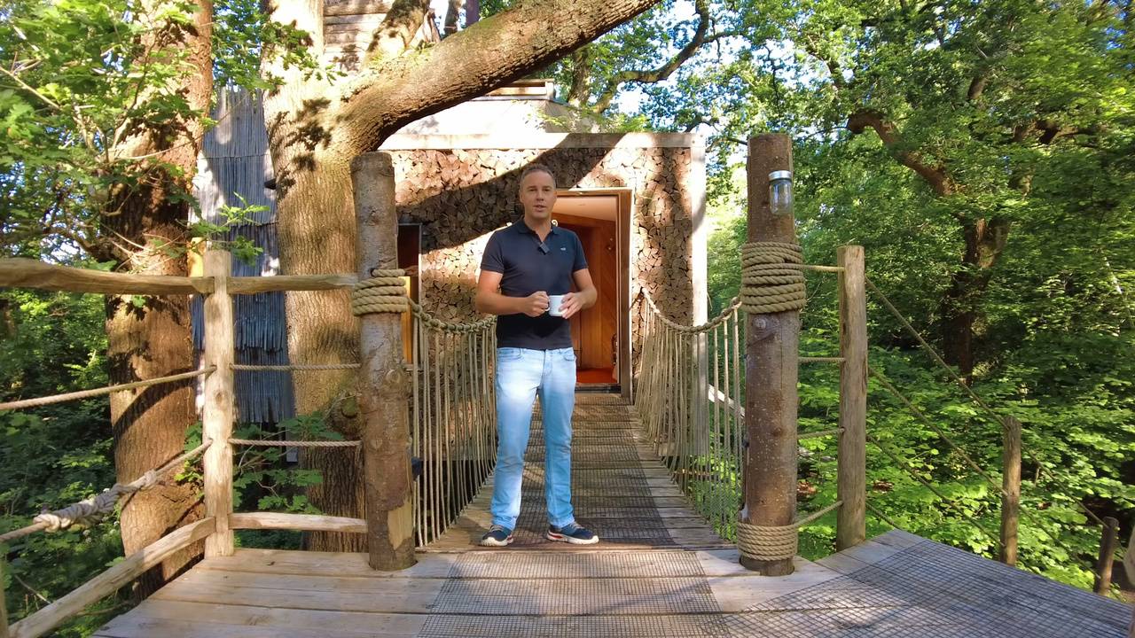 he-stayed-in-a-670-a-night-treehouse-but-wasn-t-expecting-this-inside-15