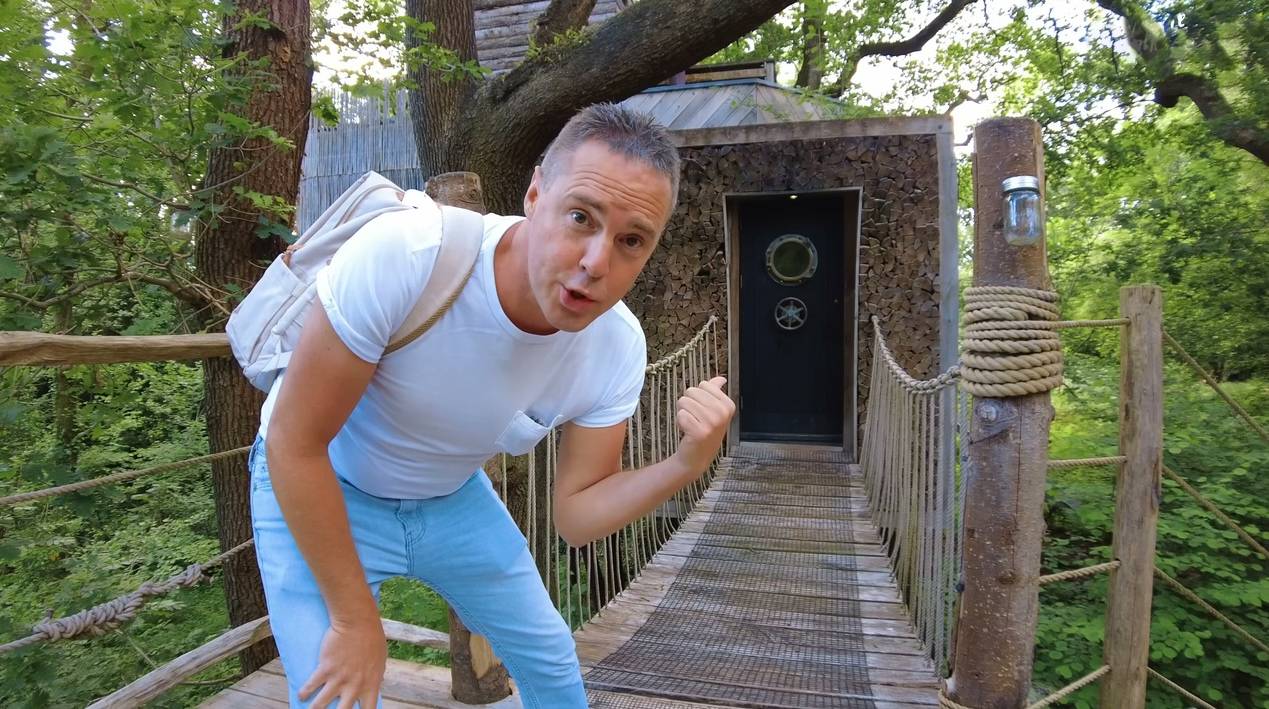 he-stayed-in-a-670-a-night-treehouse-but-wasn-t-expecting-this-inside-4